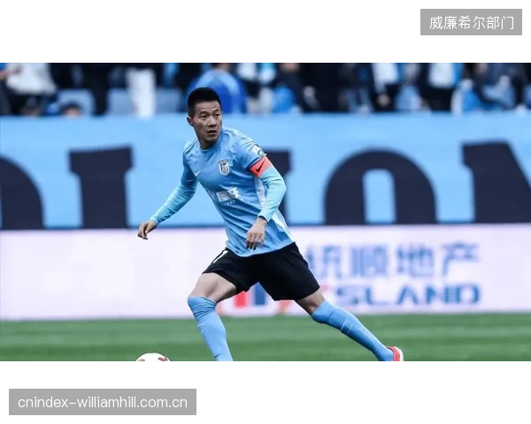 中后卫之间的默契配合是高压防线的基础，他们的协同补位将决定防线稳定性。